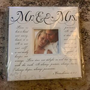 Elegant White 'Mr. & Mrs.' Photo Frame
